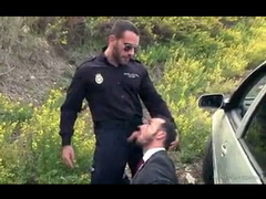 หนังเกย์ฝรั่งx นายตำรวจเห็นนักธุรกิจนั่งชักว่าวควย เลยจับเย็ดปากเย็ดตูดข้างรถยนต์