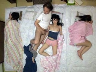 หนังโป๊เต็มเรื่อง XXX พ่อโรคจิตรลักหลับเพื่อนลูกสาว แอบเข้าไปดมกางเกงใน แล้วใช้จังหวะที่ทุกคนนอนหลับ ตะแตงเย็ดกลางดึก